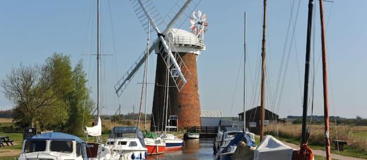 Scratby Fabulous 2 Bedroom Dog Friendly Chalet 5 Min Walk To Beach, Nr Gt Yarmouth & Norfolk Broads מראה חיצוני תמונה