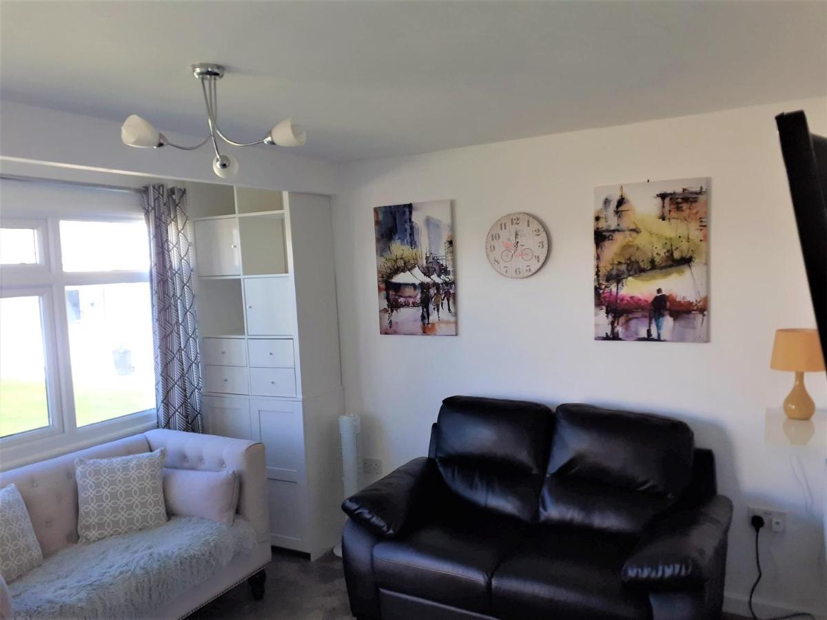 Scratby Fabulous 2 Bedroom Dog Friendly Chalet 5 Min Walk To Beach, Nr Gt Yarmouth & Norfolk Broads מראה חיצוני תמונה